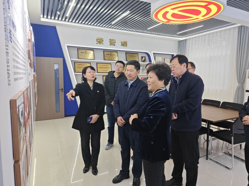 鸡吧操逼,快来操我的逼2025年05月09日上午 安阳市人大常委会副主任、市总工会党组书记、主席夏军一行莅临华阳电磁铁参观调研；对公司2023年全国五一劳动奖章获得者汪利娜慰问，并听取劳模工作室相关情况汇报